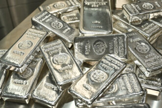 dupa aur si cotatia argintului atinge un nivel record de ce spun analistii ca totusi investitiile in argint nu sunt recomandate 68ede5d2d4d9b