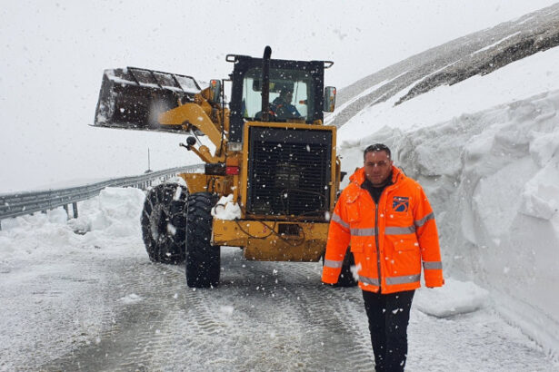 exclusiv antreprenorii de pe transalpina gata sa deszapezeasca drumul pe cont propriu avem utilaje si vointa reactia cnair 6901f754a1b3e