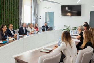 ministrul finantelor alexandru nazare a discutat cu o echipa a berd despre extinderea investitiilor din romania prin parteneriate public private 68e36bff9703d