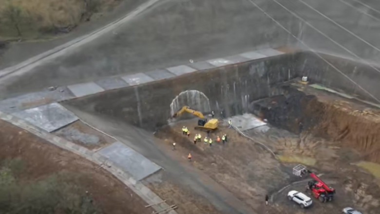 video au inceput lucrarile la tunelul robesti de pe a1 sibiu pitesti care va avea 900 de metri lungime imagini cu sapaturile in munte 68e647d4c133f