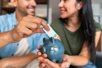 analiza aproape 500 000 de romani si au inchis conturile de economii in 2025 pastrarea banilor cash este cel mai periculos scenariu 6929f4d90531a