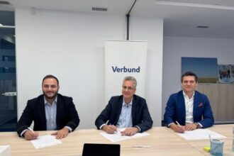 austriecii de le verbund pun o baterie de 48 mw la parcul lor eolian din dobrogea romanii de la prime si enevo furnizeaza construiesc si racordeaza instalatia de stocare 69208b71cf5af