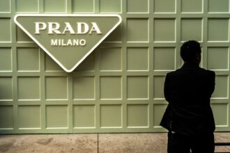 gigantul italian prada e interesat de noi achizitii dupa finalizarea cumpararii versace 69201e47cac0c