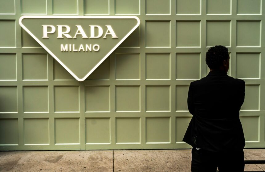 gigantul italian prada e interesat de noi achizitii dupa finalizarea cumpararii versace 69201e47cac0c