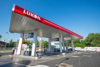 lukoil confirma ca negociaza cu potentiali cumparatori vanzarea activelor internationale trei posibili ofertanti pentru rafinaria si benzinariile din romania 691758117e748