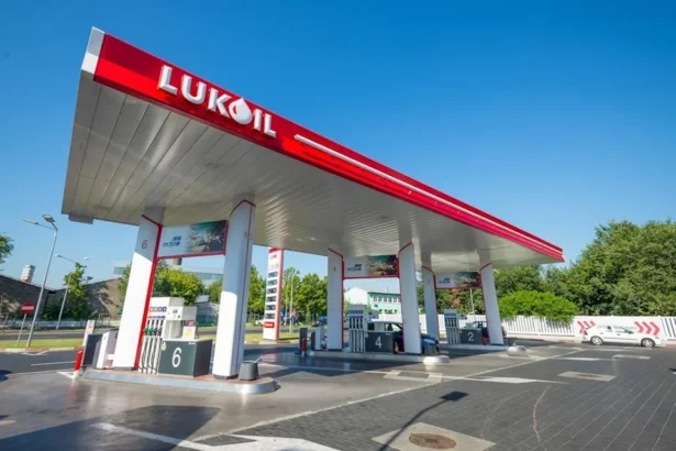lukoil confirma ca negociaza cu potentiali cumparatori vanzarea activelor internationale trei posibili ofertanti pentru rafinaria si benzinariile din romania 691758117e748
