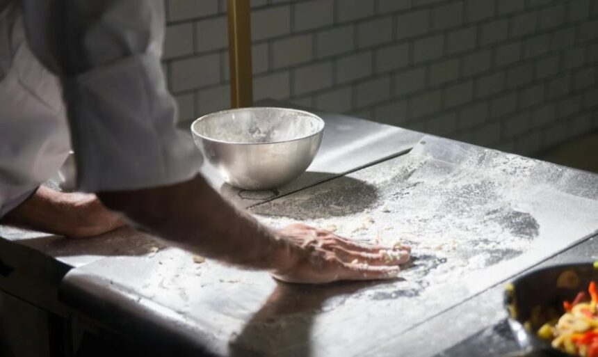 noua moda a romanilor instariti isi aduc bucatari profesionisti din asia care le transforma bucataria in restaurant privat agentie de recrutare 690887c34757a