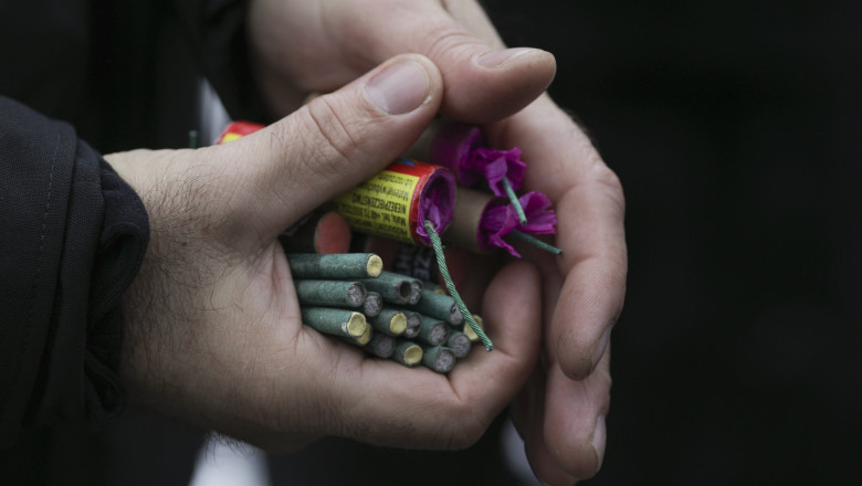 politia romana a anuntat controale stricte la petarde si artificii verificari inclusiv pe internet si la firmele de curierat 692034bb57f11