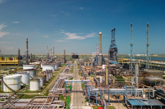 rafinaria petromidia cea mai mare din romania si a crescut masiv productia de carburanti in acest an compania reclama din nou regimul excesiv de