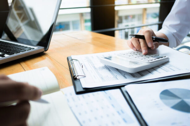 un singur director din subordinea ministerului economiei si a redus salariul ministru unii ar sta neplatiti ii intereseaza afacerile 69438bc43b89f