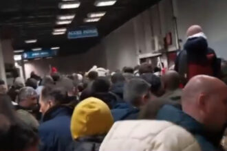 video aglomeratie la metroul din bucuresti dupa parada de 1 decembrie unui calator i s a facut rau 692daebacf41b