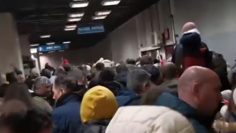 video aglomeratie la metroul din bucuresti dupa parada de 1 decembrie unui calator i s a facut rau 692daebacf41b