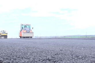 video dupa mai bine de un deceniu de blocaje apar primii kilometri de asfalt pe a3 in bihor imagini de pe santierul autostrazii 6931de0cd50d4