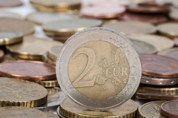 video estimari pesimiste euro ar putea ajunge la 52 lei in 2026 avertismentul economistilor privind impozitul minim pe cifra de afaceri 6943d2398df15