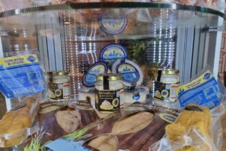 foto romania e prezenta si in acest an la expozitia saptamana verde de la berlin printre produsele prezentate se numara magiunul de topoloveni carnatii de plescoi si telemeaua d 696a8caa3dd1a