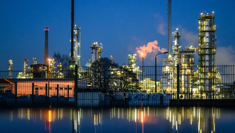 rafinaria sovietica ostatica a geopoliticii europene si motivul pentru care berlinul nu si permite sa o piarda 697afb0e59341