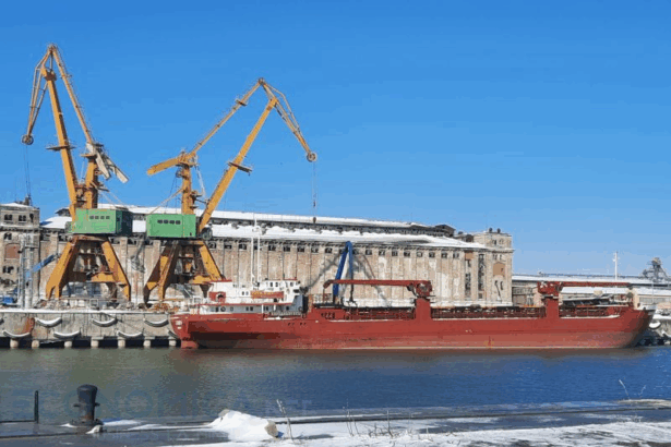 activitate intensa in porturile galati si braila mii de tone de fier vechi incarcate pe nave din mai multe tari 699ef39088c0c