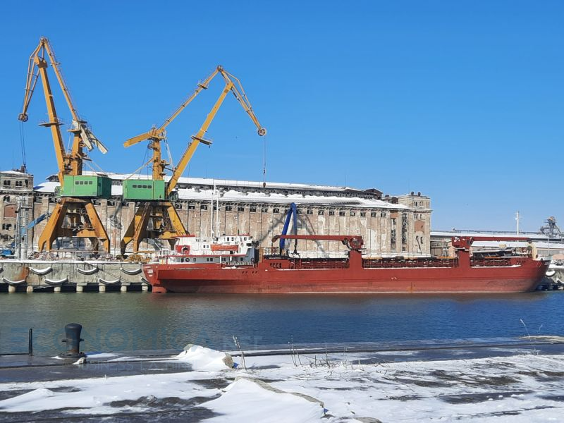 activitate intensa in porturile galati si braila mii de tone de fier vechi incarcate pe nave din mai multe tari 699ef39088c0c