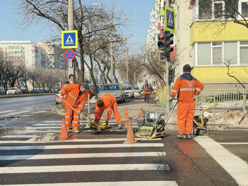 administratia strazilor bucuresti a demarat astazi lucrarile de astupare a gropilor 699ed54870c2c