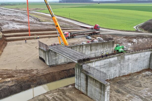foto autostrada transilvania a inceput montarea grinzilor pe lotul chiribis biharia fantoma bechtel inca bantuie santierul 699db2858021a