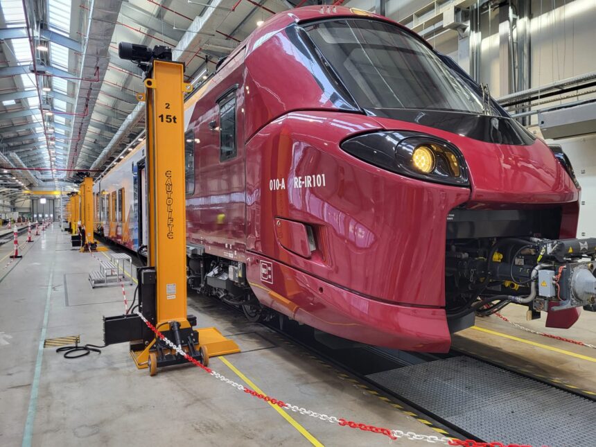 foto trenul alstom 10 fabricat pentru romania predat cfr calatori 698dcddbecb00