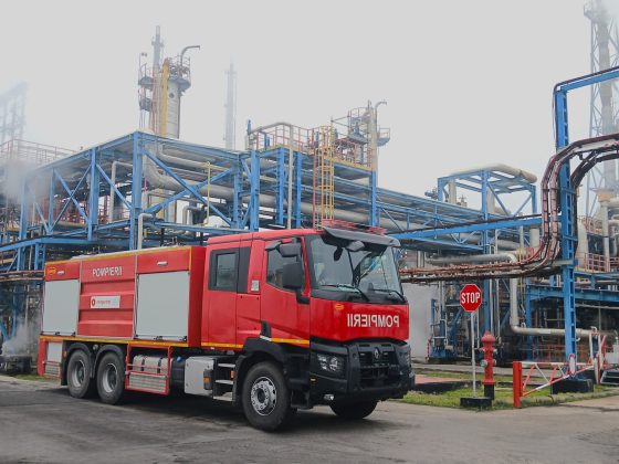 rompetrol a cumparat doua autospeciale de pompieri si doua autocisterne pentru rafinaria petromidia 69932fe49a8e0
