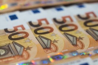 leul s a depreciat marti in raport cu euro si dolarul american 69a6d011e79bc