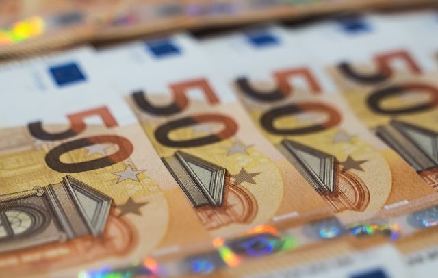 leul s a depreciat marti in raport cu euro si dolarul american 69c3a94c83962