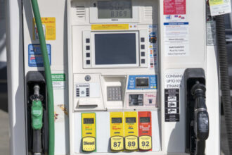 pretul benzinei in sua a crescut cu 20 de la declansarea conflictului din iran cat a ajuns sa coste acum comparatie cu romania 69b26c63f1fd1