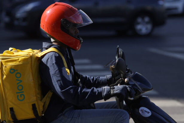 razboiul din iran pune presiune pe piata muncii din romania muncitori blocati costuri in crestere si vize in pericol de expirare 69b40b3f46313